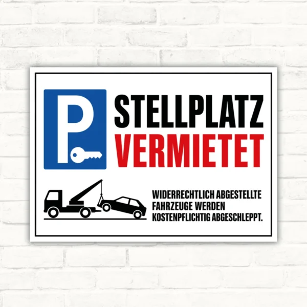 Parkplatzschild mit der Aufschrift „Stellplatz vermietet“ und Abschlepphinweis, weißer Hintergrund mit roter und schwarzer Schrift.