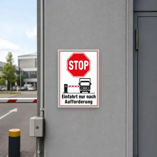 KI-generiertes Anwendungsbeispiel: Stoppschild mit rotem STOP-Zeichen und dem Text „Einfahrt nur nach Aufforderung“ an einer Hofeinfahrt.