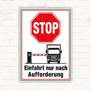 Stoppschild mit rotem STOP-Zeichen und dem Text „Einfahrt nur nach Aufforderung“ als Schild für Zufahrten.