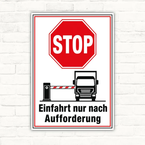 Stoppschild mit rotem STOP-Zeichen und dem Text „Einfahrt nur nach Aufforderung“ als Schild für Zufahrten.