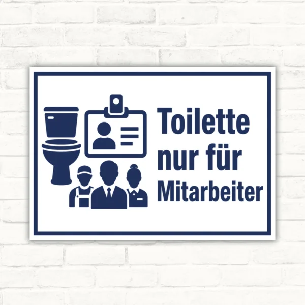 Schild mit Aufdruck „Toilette nur für Mitarbeiter“, blaues Hinweisschild für den Personalbereich mit Piktogrammen.