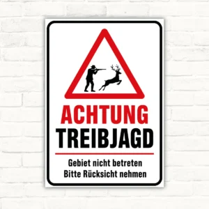 Achtung Treibjagd Schild mit Warndreieck, Jäger und Hirsch sowie dem Hinweis „Gebiet nicht betreten Bitte Rücksicht nehmen“.