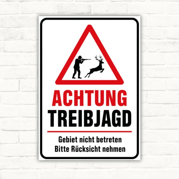 Achtung Treibjagd Schild mit Warndreieck, Jäger und Hirsch sowie dem Hinweis „Gebiet nicht betreten Bitte Rücksicht nehmen“.