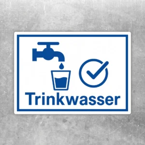 Blauer Trinkwasser Aufkleber mit Zapfstelle, Glas und Häkchen auf weißem Hintergrund.