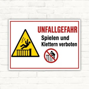 Unfallgefahr Schild mit dem Text „Spielen und Klettern verboten“ als Warnschild im Querformat.