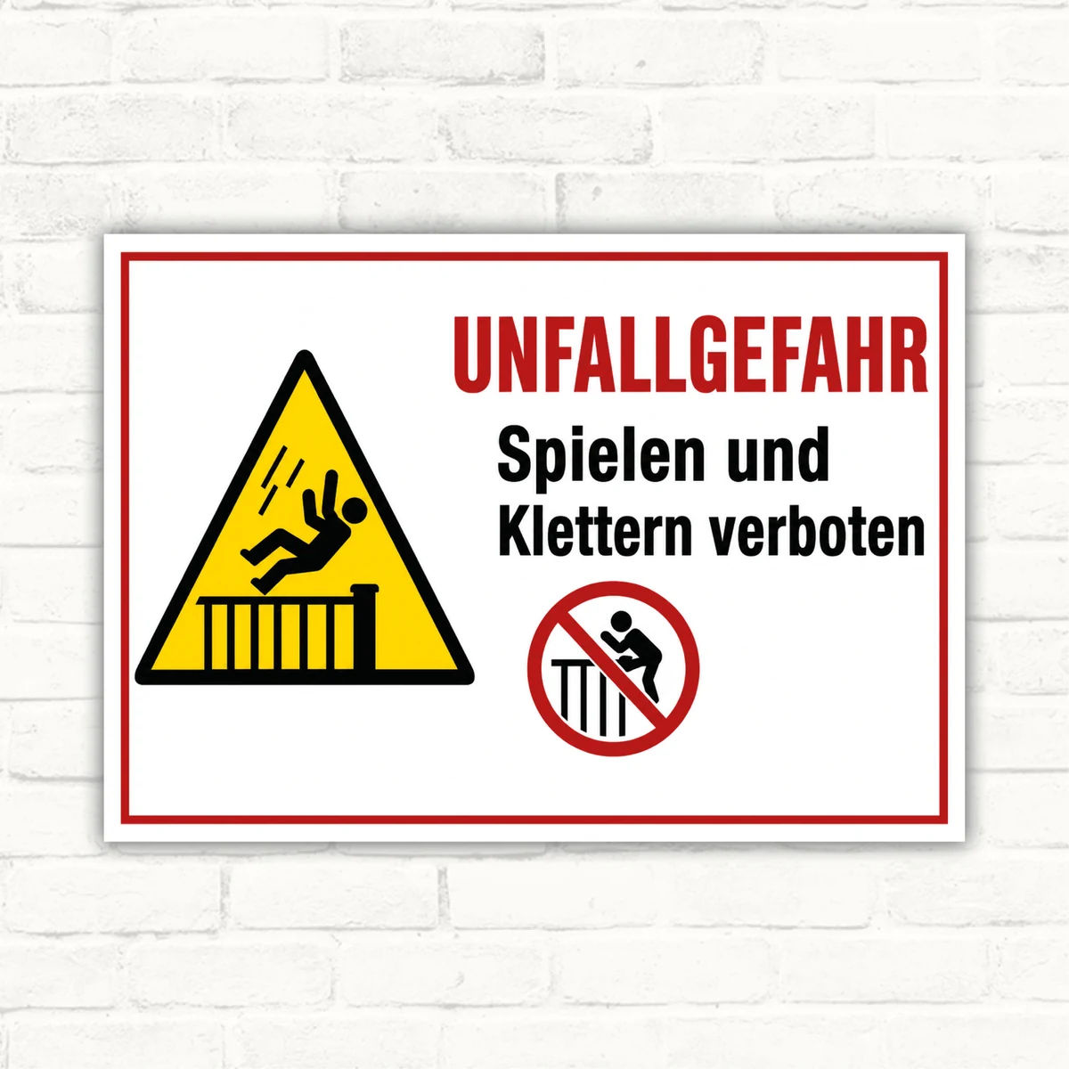 Unfallgefahr Schild mit dem Text „Spielen und Klettern verboten“ als Warnschild im Querformat.