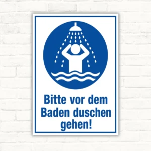 Blau-weißes Schild mit Duschsymbol und dem Text „Bitte vor dem Baden duschen gehen!“ als Hinweisschild.
