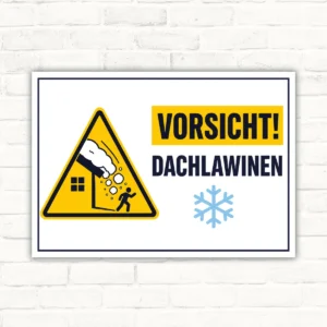 Vorsicht Dachlawinen Warnschild mit gelbem Warndreieck, Schneeabgang und gut lesbarem Hinweistext auf weißem Schild.