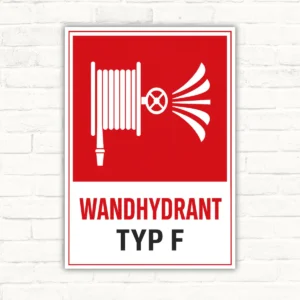 Wandhydrant Typ F Brandschutzschild mit rotem Symbol, weißem Text und Produktaufdruck für die deutliche Kennzeichnung der Feuerlöscheinrichtung.