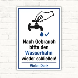 Wasserhahn nach Gebrauch schließen Schild mit Hand-und-Hahn-Motiv, blau-schwarzem Text und weißem Hintergrund als Hinweisschild.