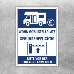 Blau-weißer Aufkleber für gebührenpflichtigen Wohnmobilstellplatz mit Hinweis zur Anmeldung vor der Einfahrt.