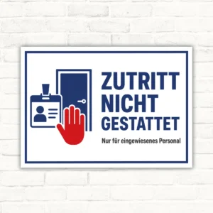 Schild mit Aufdruck „Zutritt nicht gestattet“ und Hinweis „Nur für eingewiesenes Personal“ als Verbotsschild im Querformat.