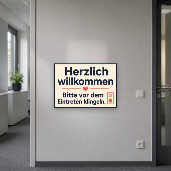 KI-generiertes Anwendungsbeispiel: Willkommen Schild „Bitte vor dem Eintreten klingeln“ an heller Hauswand.