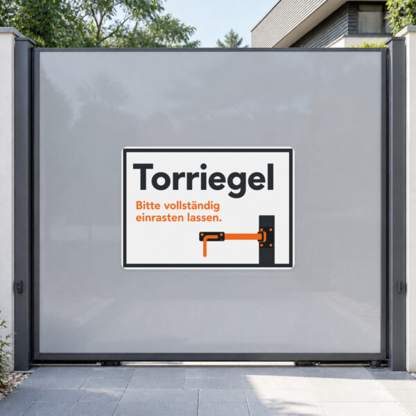 KI-generiertes Anwendungsbeispiel: Torriegel Aufkleber am Metalltor mit blau-weiß-gelbem Hinweis zum Einrasten.