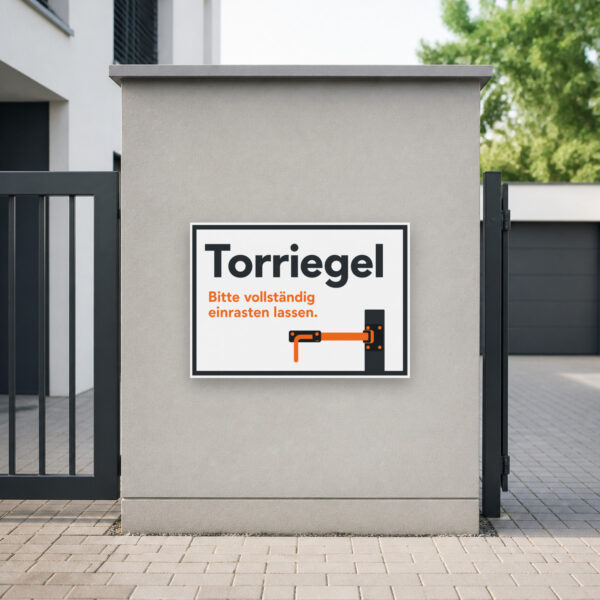 KI-generiertes Anwendungsbeispiel: Torriegel Schild „Bitte vollständig einrasten lassen“ an einem Tor montiert.