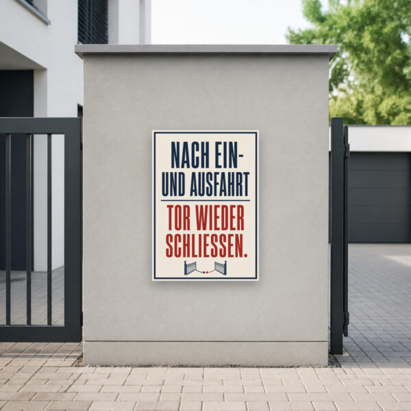 KI-generiertes Anwendungsbeispiel: Torschild „Nach Ein- und Ausfahrt Tor wieder schließen“ an einer Hofeinfahrt.