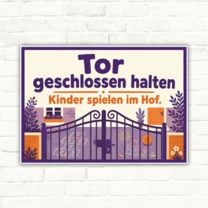 Schild mit der Aufschrift „Tor geschlossen halten, Kinder spielen im Hof“ als Hinweisschild im Querformat.