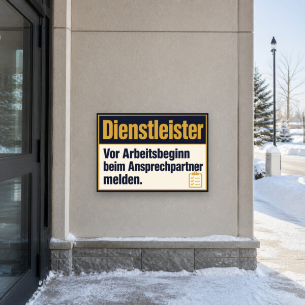 KI-generiertes Anwendungsbeispiel: Dienstleister anmelden Schild am Eingang mit Hinweis „Vor Arbeitsbeginn beim Ansprechpartner melden“.