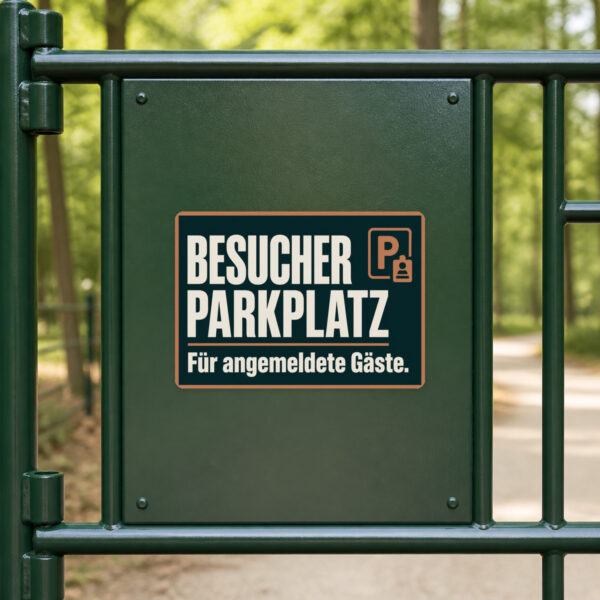 KI-generiertes Anwendungsbeispiel: Besucherparkplatz Aufkleber für angemeldete Gäste auf glatter Fläche im Außenbereich.