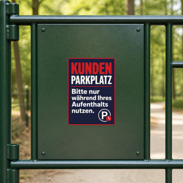 KI-generiertes Anwendungsbeispiel: Kundenparkplatz Aufkleber in Bordeaux und Beige mit Auto vor Geschäft.
