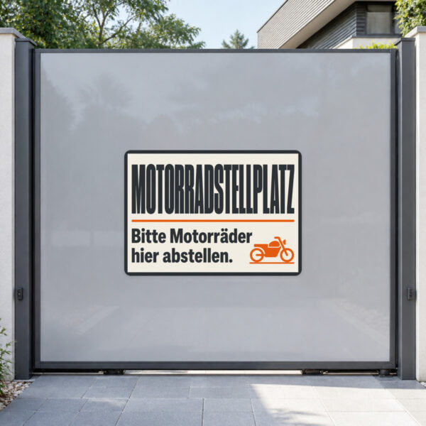 KI-generiertes Anwendungsbeispiel: Motorradstellplatz Aufkleber auf grauer Fläche mit zwei Motorrädern und blauem Text.