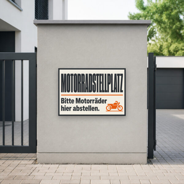 KI-generiertes Anwendungsbeispiel: Motorradstellplatz Schild – Bitte Motorräder hier abstellen am passenden Einsatzort mit gut sichtbarem Motiv und klarer Beschriftung.