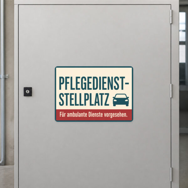 KI-generiertes Anwendungsbeispiel eines Pflegedienst Stellplatz Aufklebers im Querformat auf grauem Untergrund.