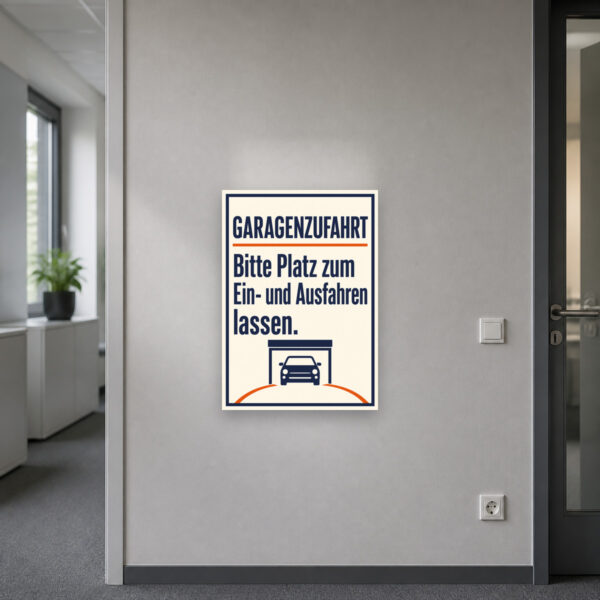 KI-generiertes Anwendungsbeispiel: Garagenzufahrt Schild mit Auto in Garage und Hinweis „Bitte Platz zum Ein- und Ausfahren lassen“.