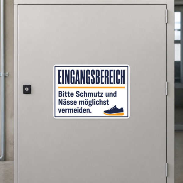 KI-generiertes Anwendungsbeispiel: Eingangsbereich Aufkleber mit Hinweis zu Schmutz und Nässe neben Tür und Fußmatte.