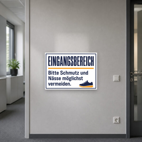 KI-generiertes Anwendungsbeispiel: Eingangsbereich Schild „Bitte Schmutz und Nässe möglichst vermeiden“ im Hausflur.