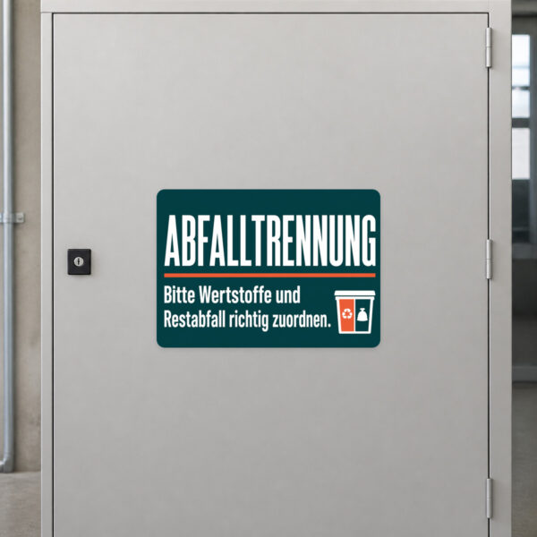 KI-generiertes Anwendungsbeispiel: Abfalltrennung Aufkleber auf grauem Hintergrund mit Piktogrammen für Wertstoffe und Restabfall.