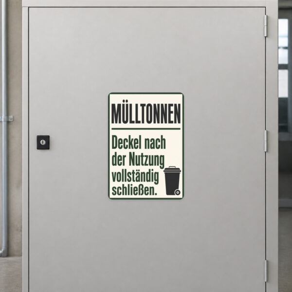 KI-generiertes Anwendungsbeispiel: Mülltonnen Aufkleber mit Hinweis zum vollständigen Schließen des Deckels.