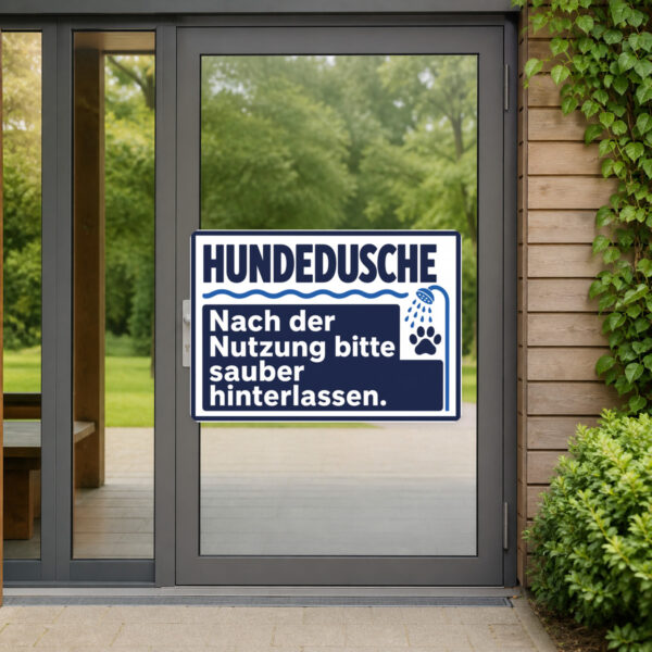 KI-generiertes Anwendungsbeispiel: Hundedusche Aufkleber an grauer Fläche mit Hundemotiv und Sauberkeitshinweis.