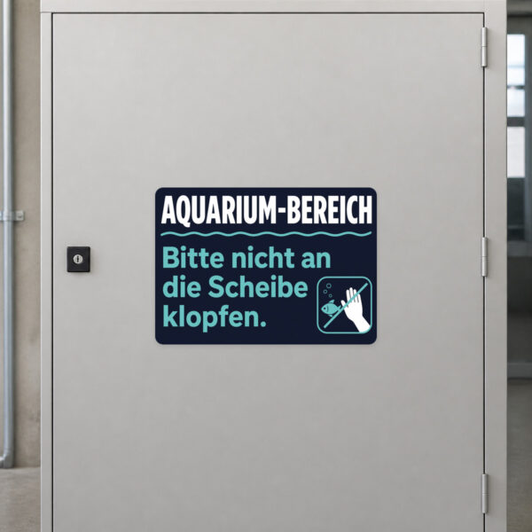 KI-generiertes Anwendungsbeispiel: Aquarium Aufkleber Bitte nicht an die Scheibe klopfen in blau-türkisem Querformat.