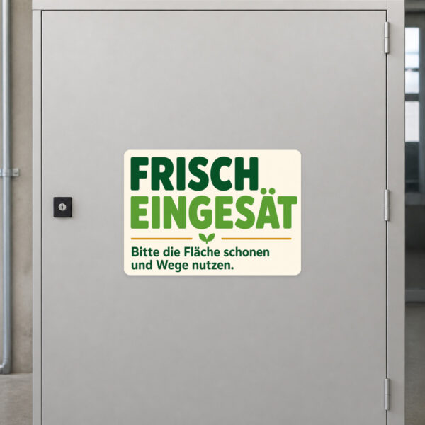 KI-generiertes Anwendungsbeispiel: Frisch eingesät Aufkleber auf glattem Träger neben junger Rasenfläche.