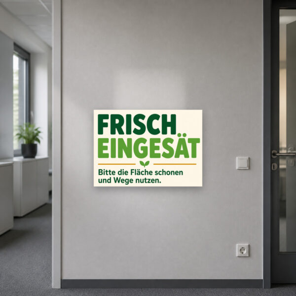 KI-generiertes Anwendungsbeispiel: Frisch eingesät Schild an einer Grünanlage mit Wegen und schützenswerter Saatfläche.