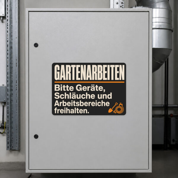 KI-generiertes Anwendungsbeispiel: Gartenarbeiten Aufkleber auf grauer Fläche mit Hinweis zu Geräten und Schläuchen.
