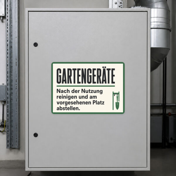 KI-generiertes Anwendungsbeispiel: Gartengeräte Aufkleber an grauer Wand mit Hinweis zum Reinigen und ordentlichen Abstellen.