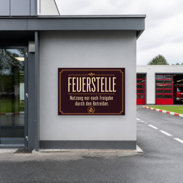 KI-generiertes Anwendungsbeispiel: Feuerstelle Schild mit Betreiberfreigabe an Wand, rustikales Hinweisschild im Querformat.