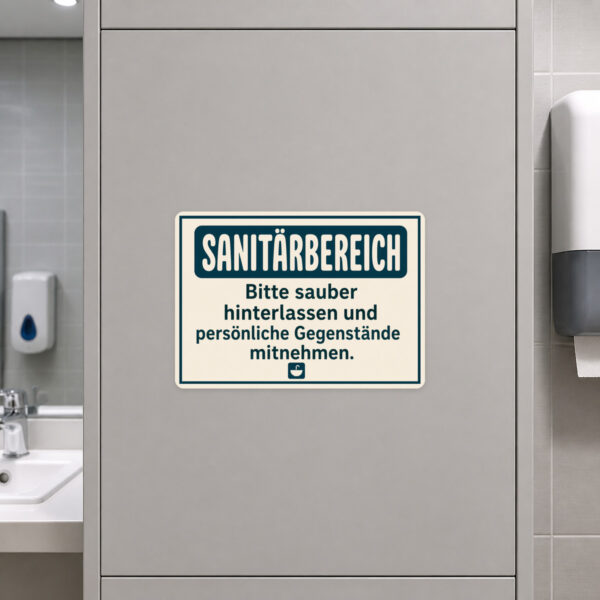 KI-generiertes Anwendungsbeispiel: Aufkleber im Sanitärbereich mit Hinweis auf Sauberkeit und persönliche Gegenstände.