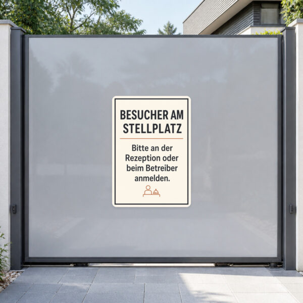 KI-generiertes Anwendungsbeispiel: Besucher am Stellplatz Aufkleber mit Rezeption, Betreiberhinweis und Wohnwagenmotiv.