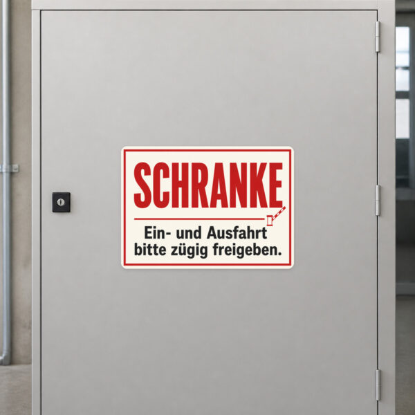KI-generiertes Anwendungsbeispiel: Aufkleber Schranke mit Wohnmobil und Hinweis zur zügigen Freigabe der Einfahrt.