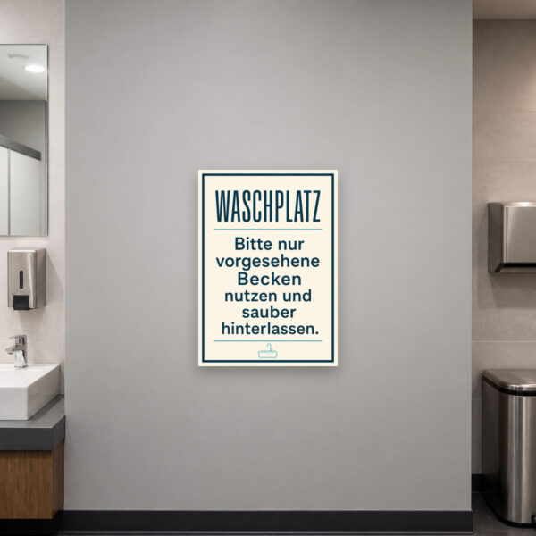 KI-generiertes Anwendungsbeispiel: Waschplatz Schild am Beckenbereich mit Hinweis zum Nutzen vorgesehener Becken.