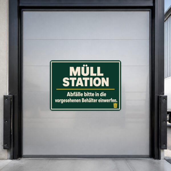 KI-generiertes Anwendungsbeispiel: Müllstation Aufkleber an einer Sammelstelle mit farbigen Abfallbehältern.