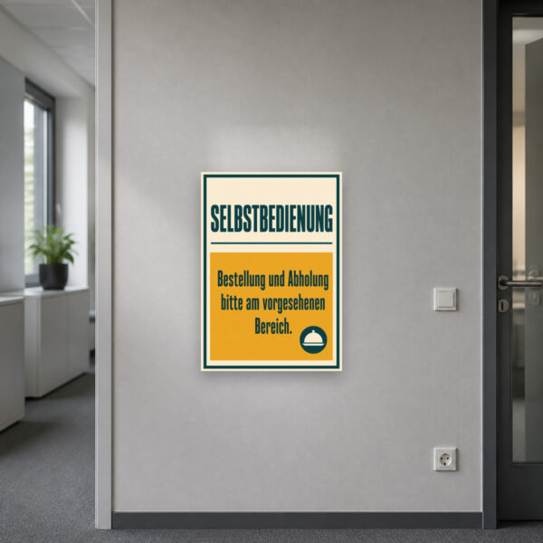 KI-generiertes Anwendungsbeispiel: Selbstbedienung Schild mit Abholhinweis sichtbar an einer Gastronomie-Theke montiert.