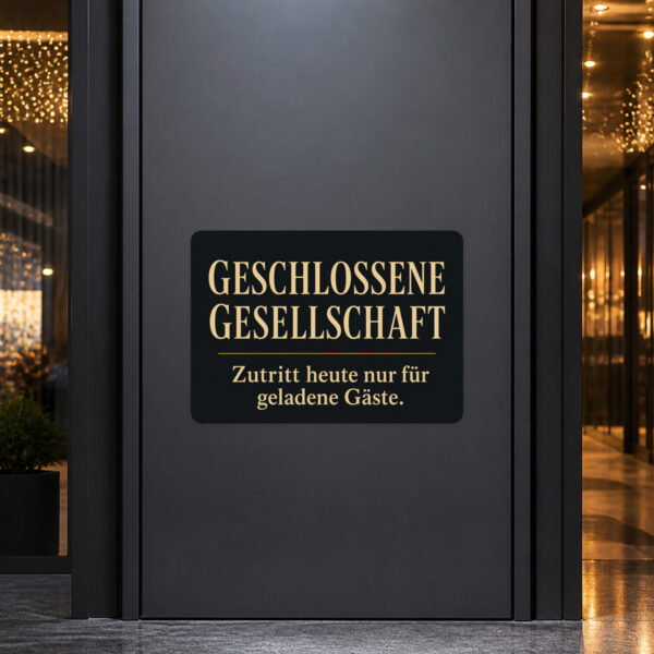 KI-generiertes Anwendungsbeispiel: Geschlossene Gesellschaft Aufkleber an Eingang mit elegantem Eventmotiv.