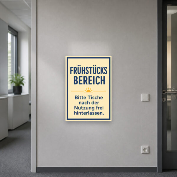 KI-generiertes Anwendungsbeispiel: Hinweisschild Frühstücksbereich mit Tischszene und dem Text „Bitte Tische nach der Nutzung frei hinterlassen“.