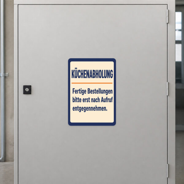 KI-generiertes Anwendungsbeispiel: Küchenabholung Aufkleber an einer Ausgabe für Bestellungen erst nach Aufruf.
