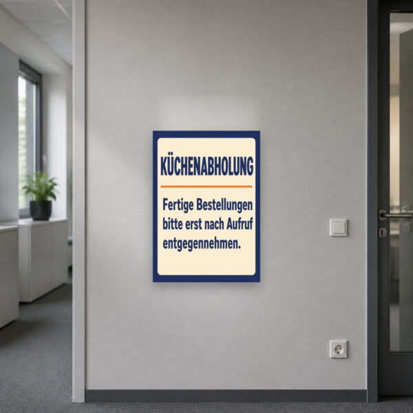 KI-generiertes Anwendungsbeispiel: Küchenabholung Schild – Fertige Bestellungen erst nach Aufruf entgegennehmen am passenden Einsatzort mit gut sichtbarem Motiv und klarer Beschriftung.