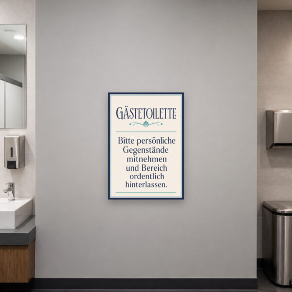 KI-generiertes Anwendungsbeispiel: Gästetoilette Schild mit Vintage-Waschraum und Ordnungshinweis an weißer Wand.